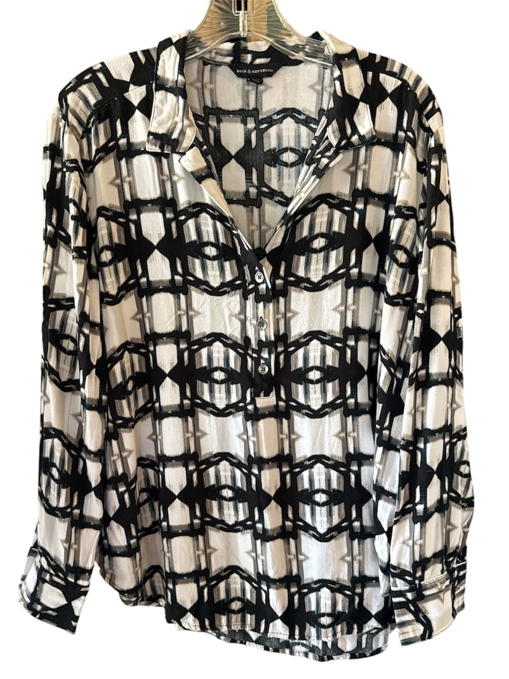 Rock & Republic Geometric Print Roll-Tab Sleeve Blouse - M